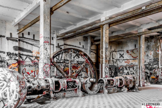 Afbeeldingen van Run down factory industrial abandoned warhouse